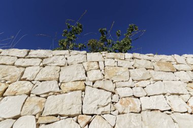 İtalya, Sicilya; tipik el yapımı Sicilya dış taş duvar kırsal bir ev