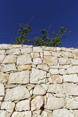 İtalya, Sicilya; tipik el yapımı Sicilya dış taş duvar kırsal bir ev