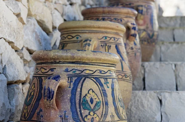 İtalya, Sicilya; tipik el yapımı Sicilya harici taş duvar ve Sicilya el boyası seramik vazolar kırsal kesimdeki bir evin merdivenlerinde