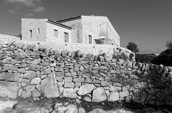 İtalya, Sicilya; tipik el yapımı Sicilya dış taş dış cephesi kırsal bir ev