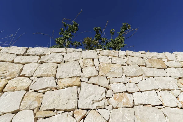 İtalya, Sicilya; tipik el yapımı Sicilya dış taş duvar kırsal bir ev