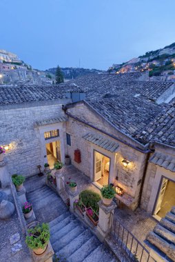 İtalya, Sicilya, Modica (Ragusa Eyaleti); Otel terası ve girişi gün batımında