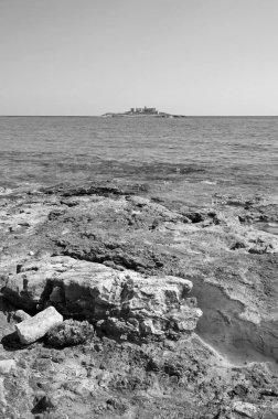 İtalya, Sicilya, Portopalo di Capo Passero (Siracusa Eyaleti), küçük Correnti adası ve güneydoğu kayalık sahili manzarası