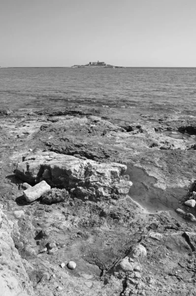 İtalya, Sicilya, Portopalo di Capo Passero (Siracusa Eyaleti), küçük Correnti adası ve güneydoğu kayalık sahili manzarası