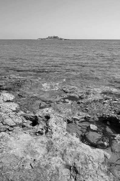 İtalya, Sicilya, Portopalo di Capo Passero (Siracusa Eyaleti), küçük Correnti adası ve güneydoğu kayalık sahili manzarası