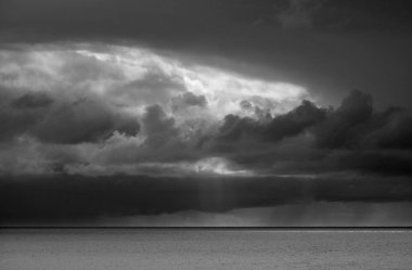 İtalya, Sicilya, Akdeniz, Sicilya Kanalı 'nda kışın fırtına bulutları