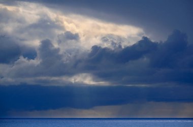 İtalya, Sicilya, Akdeniz, Sicilya Kanalı 'nda kışın fırtına bulutları