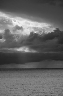 İtalya, Sicilya, Akdeniz, Sicilya Kanalı 'nda kışın fırtına bulutları