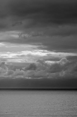 İtalya, Sicilya, Akdeniz, Sicilya Kanalı 'nda kışın fırtına bulutları