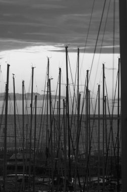 İtalya, Sicilya, Akdeniz, Marina di Ragusa (Ragusa Eyaleti); gün doğumunda limanda yelkenli gemi direkleri