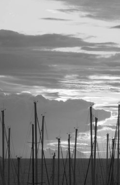 İtalya, Sicilya, Akdeniz, Marina di Ragusa (Ragusa Eyaleti); gün doğumunda limanda yelkenli gemi direkleri