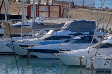 İtalya, Sicilya, Akdeniz, Marina di Ragusa (Ragusa ili); 22 Aralık 2025, limanda lüks yatlar - EDITORIAL