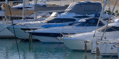 İtalya, Sicilya, Akdeniz, Marina di Ragusa (Ragusa ili); 22 Aralık 2025, limanda lüks yatlar - EDITORIAL