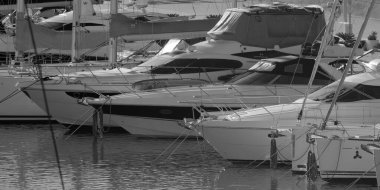 İtalya, Sicilya, Akdeniz, Marina di Ragusa (Ragusa ili); 22 Aralık 2025, limanda lüks yatlar - EDITORIAL