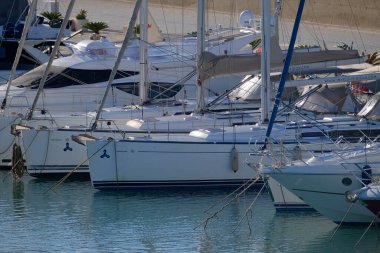 İtalya, Sicilya, Akdeniz, Marina di Ragusa (Ragusa ili); 22 Aralık 2025, limanda lüks yatlar - EDITORIAL