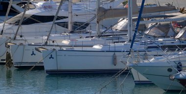 İtalya, Sicilya, Akdeniz, Marina di Ragusa (Ragusa ili); 22 Aralık 2025, limanda lüks yatlar - EDITORIAL