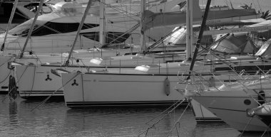 İtalya, Sicilya, Akdeniz, Marina di Ragusa (Ragusa ili); 22 Aralık 2025, limanda lüks yatlar - EDITORIAL