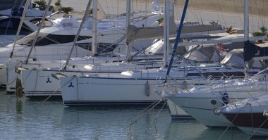 İtalya, Sicilya, Akdeniz, Marina di Ragusa (Ragusa ili); 22 Aralık 2025, limanda lüks yatlar - EDITORIAL