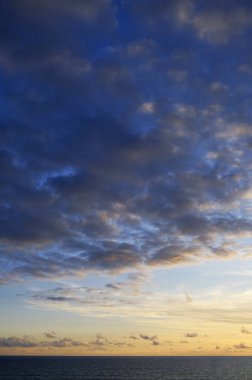 İtalya, Sicilya, Akdeniz, Sicilya Kanalı 'nda kışın bulutlar