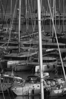 İtalya, Sicilya, Akdeniz, Marina di Ragusa (Ragusa ili); 24 Aralık 2025, limanda motorlu tekneler ve lüks yatlar - EDITORIAL