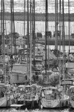 İtalya, Sicilya, Akdeniz, Marina di Ragusa (Ragusa ili); 25 Aralık 2025, limanda lüks yatlar - EDITORIAL