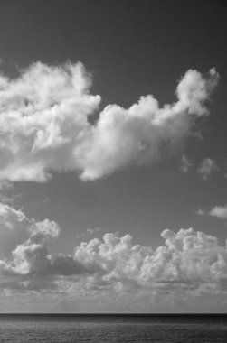 İtalya, Sicilya, Akdeniz, Sicilya Kanalı 'nda kışın bulutlar