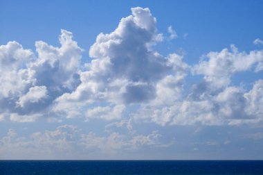 İtalya, Sicilya, Akdeniz, Sicilya Kanalı 'nda kışın bulutlar