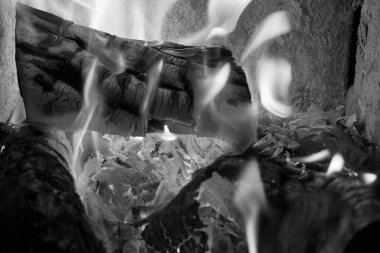 Yakacak odun ocağında yanıyor.