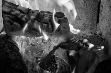 Yakacak odun ocağında yanıyor.