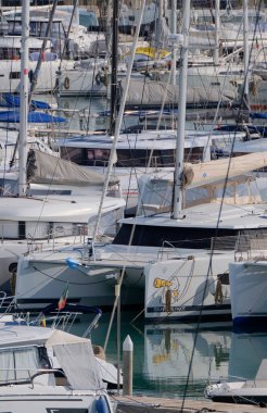 İtalya, Sicilya, Akdeniz, Marina di Ragusa (Ragusa Eyaleti); 29 Aralık 2025, limanda katamaran yelkenli tekneleri - EDITORIAL