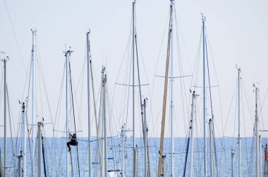 İtalya, Sicilya, Akdeniz, Marina di Ragusa (Ragusa Eyaleti), limanda yelkenli direğinde bir adam