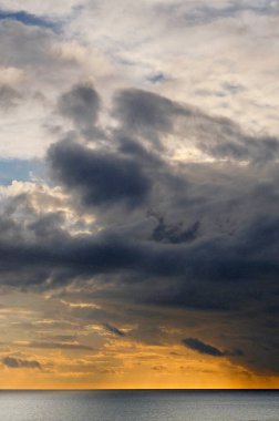 İtalya, Sicilya, Akdeniz, Sicilya Kanalı 'nda kışın bulutlar