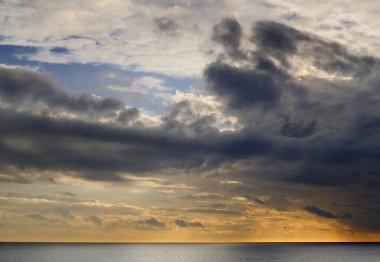 İtalya, Sicilya, Akdeniz, Sicilya Kanalı 'nda kışın bulutlar