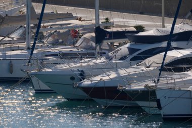 İtalya, Sicilya, Akdeniz, Marina di Ragusa (Ragusa ili); 30 Aralık 2025, limanda lüks yatlar - EDITORIAL