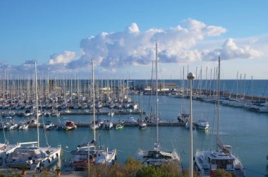 İtalya, Sicilya, Akdeniz, Marina di Ragusa (Ragusa Eyaleti); limanda motorlu tekne ve lüks yatlar