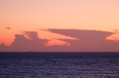 İtalya, Sicilya, Akdeniz, gün batımında Sicilya Kanalı 'nda kargo gemisi