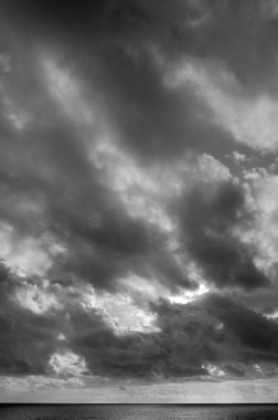 İtalya, Sicilya, Akdeniz, Sicilya Kanalı 'nda kışın bulutlar