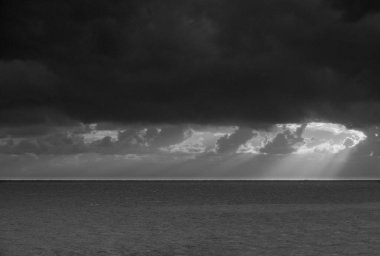 İtalya, Sicilya, Akdeniz, Sicilya Kanalı 'nda kışın bulutlar