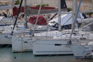 İtalya, Sicilya, Akdeniz, Marina di Ragusa (Ragusa ili); 4 Ocak 2026, limanda lüks yatlar - EDITORIAL