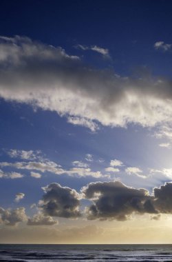 İtalya, Sicilya, Akdeniz, Sicilya Kanalı 'nda kışın bulutlar