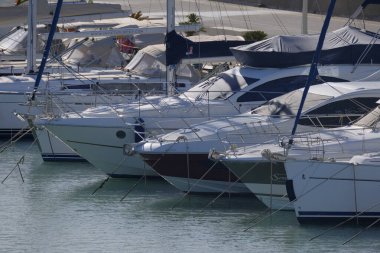 İtalya, Sicilya, Akdeniz, Marina di Ragusa (Ragusa ili); 11 Ocak 2026, limanda lüks yatlar - EDITORIAL