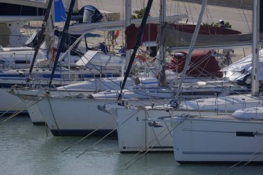 İtalya, Sicilya, Akdeniz, Marina di Ragusa (Ragusa ili); 11 Ocak 2026, limanda lüks yatlar - EDITORIAL