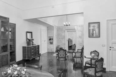 İtalya, Sicilya, Modica (Ragusa Eyaleti); 5 Mayıs 2017, koltuklu otel lobisi - EDITORIAL