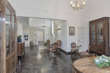 İtalya, Sicilya, Modica (Ragusa Eyaleti); 5 Mayıs 2017, koltuklu otel lobisi - EDITORIAL