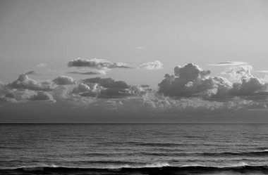 İtalya, Sicilya, Akdeniz, kışın gün batımında Sicilya Kanalı 'nda bulutlar