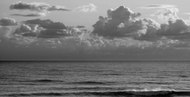 İtalya, Sicilya, Akdeniz, kışın gün batımında Sicilya Kanalı 'nda bulutlar