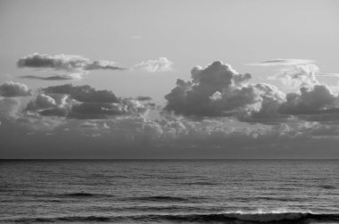 İtalya, Sicilya, Akdeniz, kışın gün batımında Sicilya Kanalı 'nda bulutlar