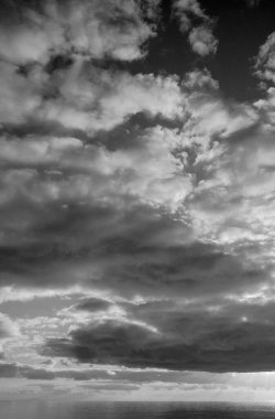 İtalya, Sicilya, Akdeniz, kışın gün batımında Sicilya Kanalı 'nda bulutlar