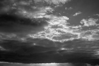 Gün batımında gökyüzünde İtalya, Sicilya, bulutlar