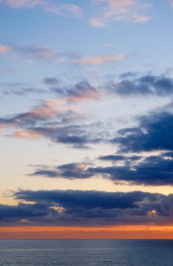 İtalya, Sicilya, Akdeniz, kışın gün batımında Sicilya Kanalı 'nda bulutlar